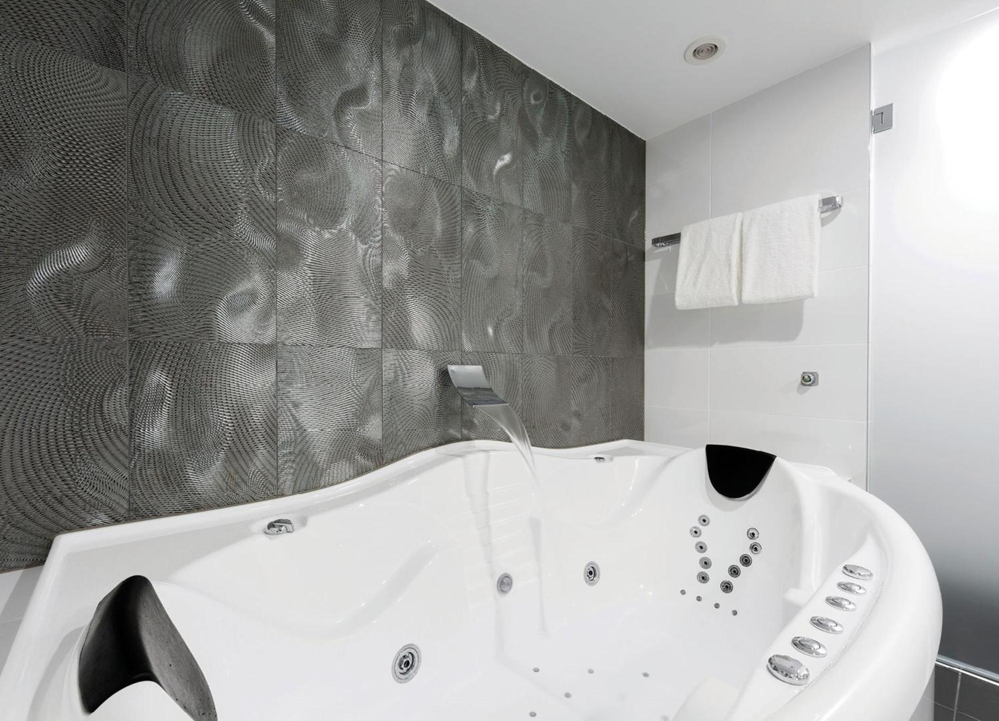 Suite Spa Bath,1565583142:JPEG